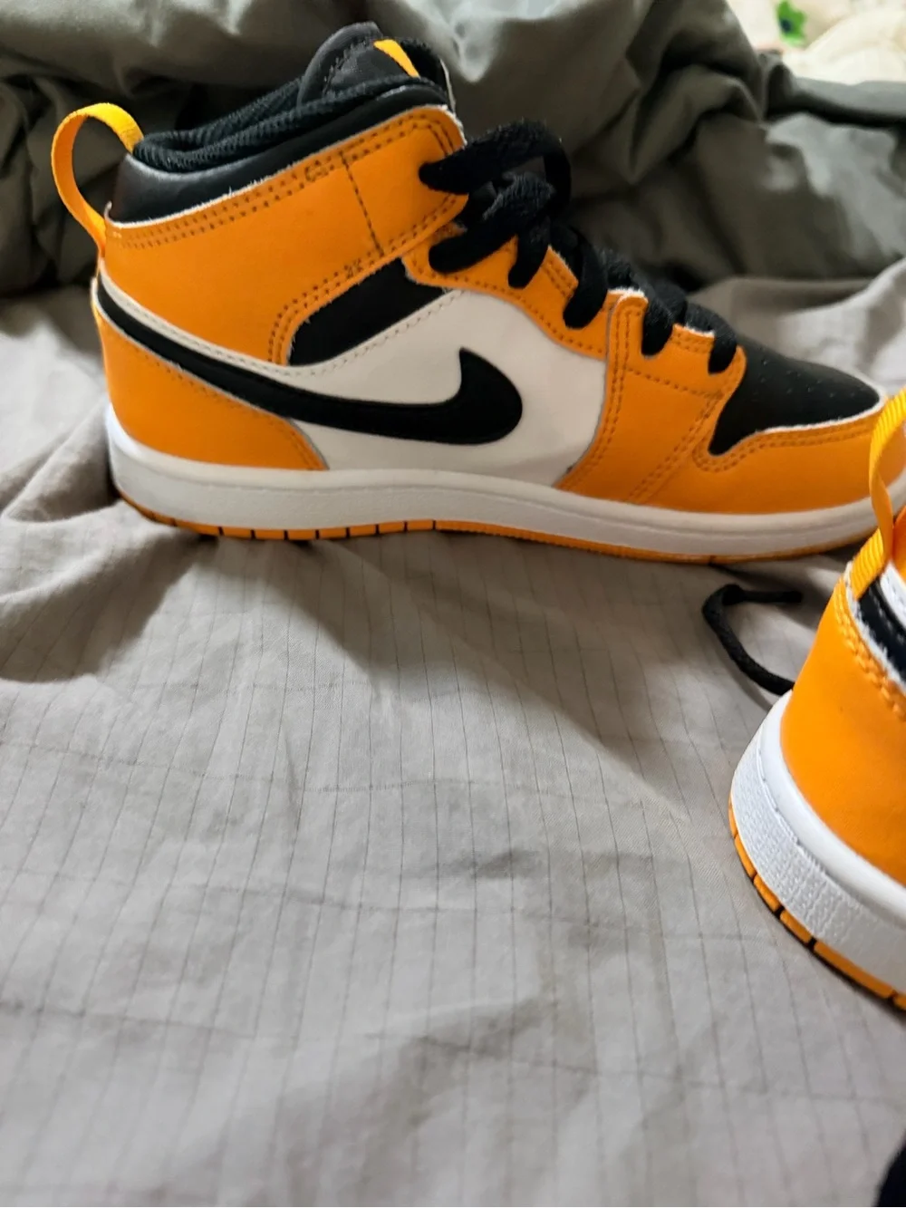 Air Jordan 1 Mid Taxi Black Toe Yellow Pollen youth Size 3Y Nike